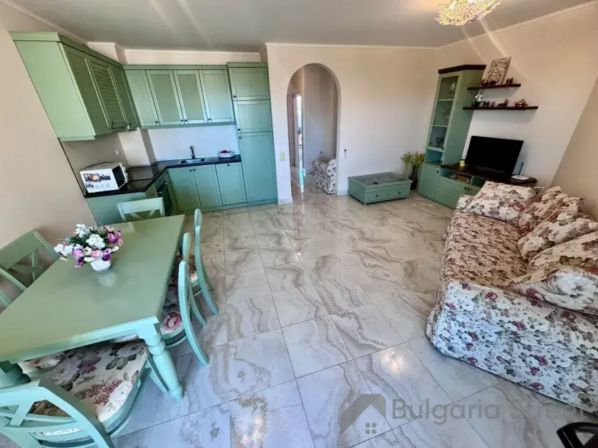 widok na salon i kuchnie