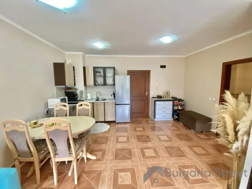 widok na salon i aneks kuchenny