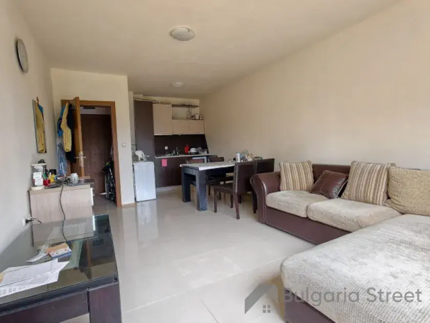 Sofa, stół jadalny, telewizor