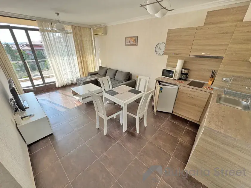 widok na salon i aneks kuchenny