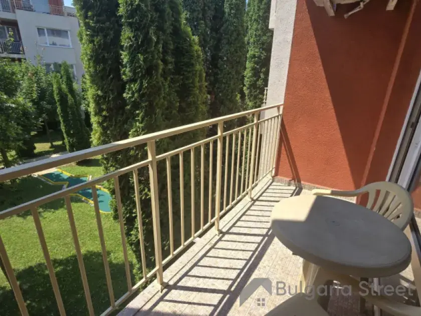 taras z widokiem na zieleń