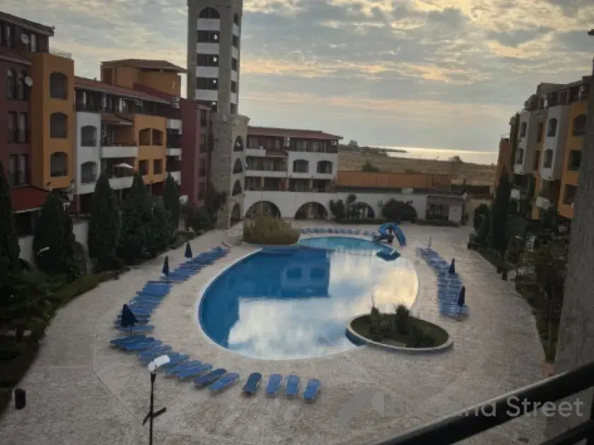 widok z tarasu na morze i basen