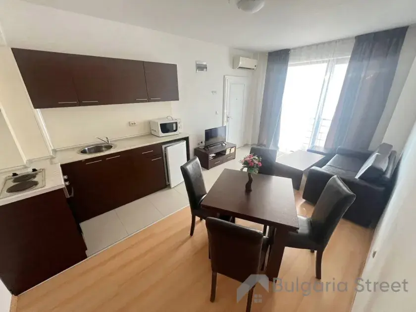 widok na salon i aneks kuchenny