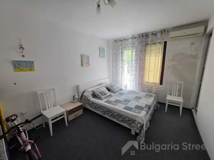 Sypialnia wyposażona w łóżko i szafę