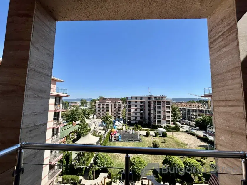 widok z tarasu na tereny zielone