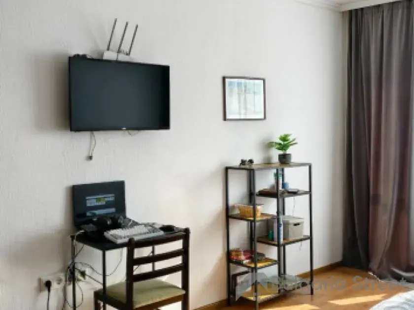 telewizor na ścianie