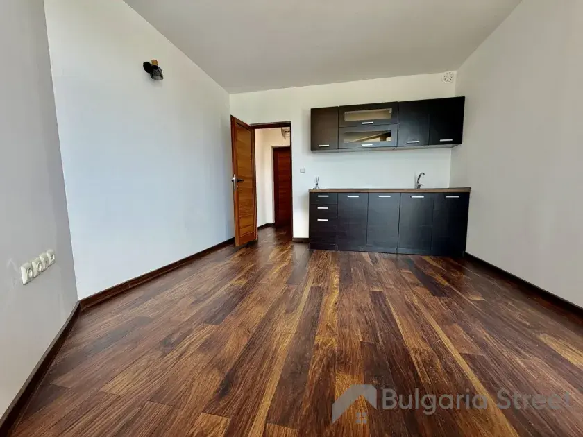 Studio z częściowym umeblowaniem