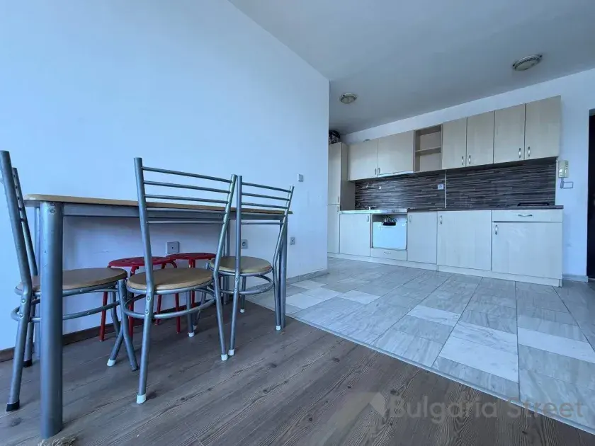widok na salon i aneks kuchenny