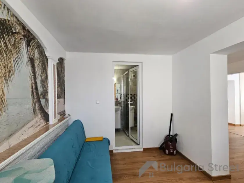 Dom po kapitalnym remoncie z garażem - salon