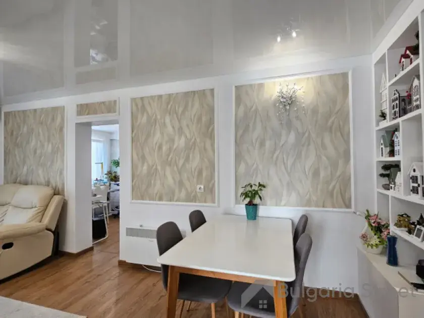 Dom po kapitalnym remoncie z garażem - salon