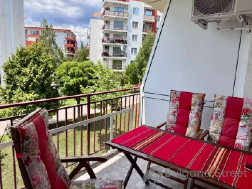 Taras z meblami ogrodowymi