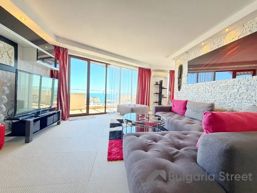 Sofa i inne meble w salonie