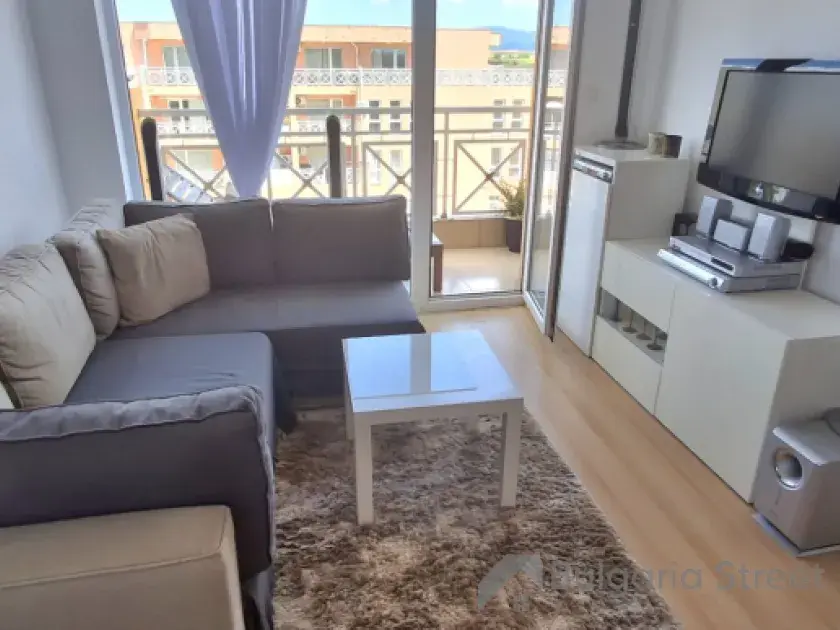 sofa w pokoju