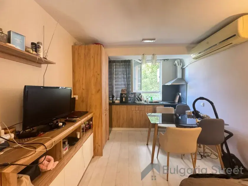 widok na salon i aneks kuchenny