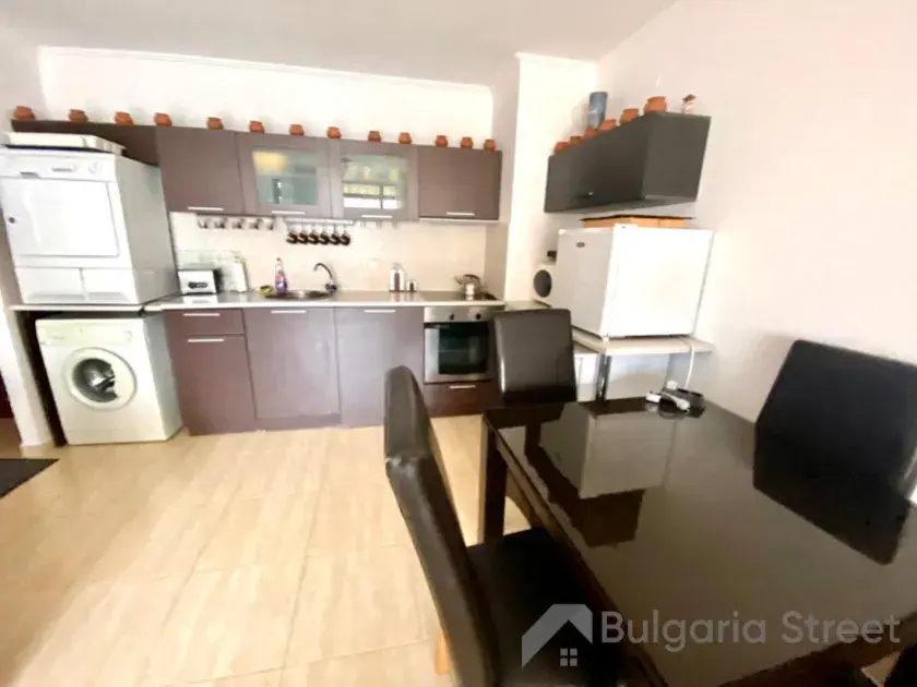 widok na kuchnie i część jadalnianą