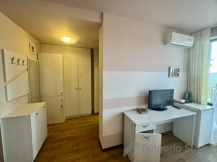 widok na pokój i korytarz