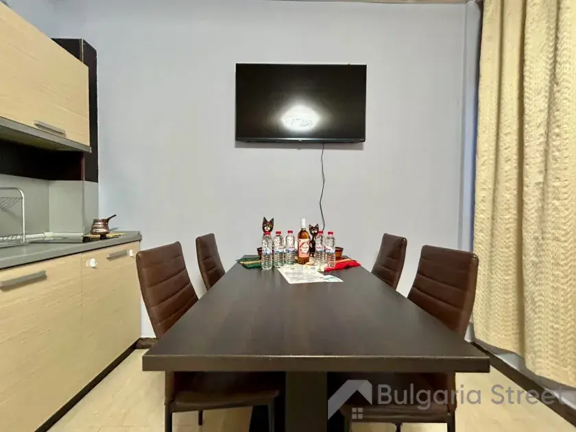 widok na kuchnie i część jadalnianą
