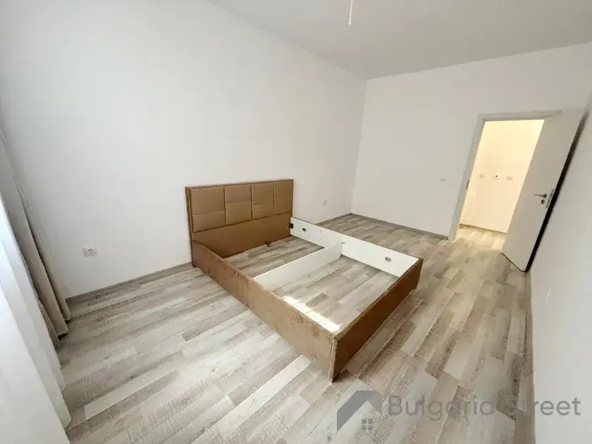 łóżko dwuosobowe w sypialni