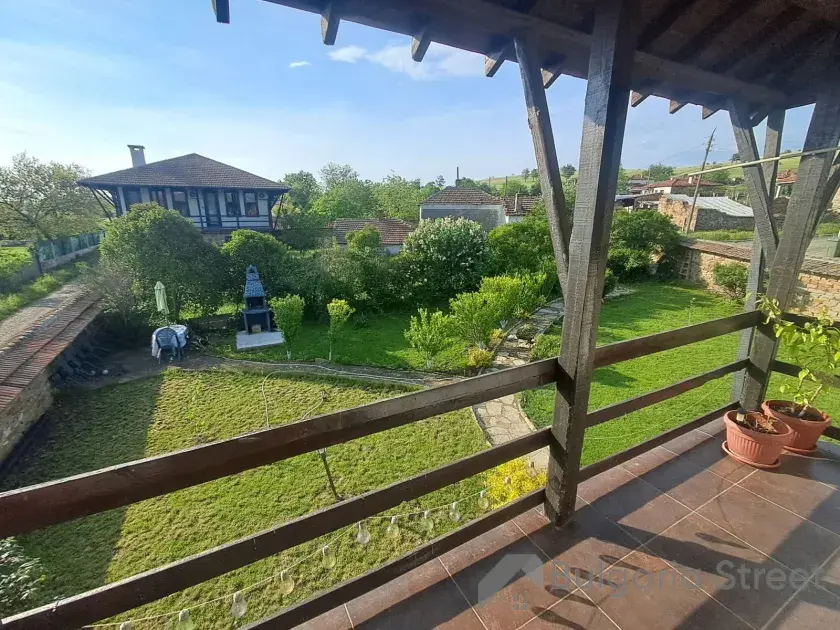 taras z widokiem na trawnik