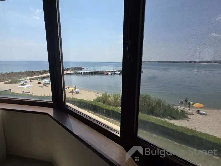 widok na morze z okna apartamentu