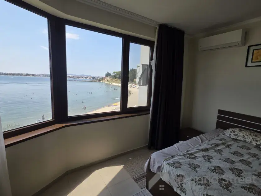 widok na morze z okna apartamentu