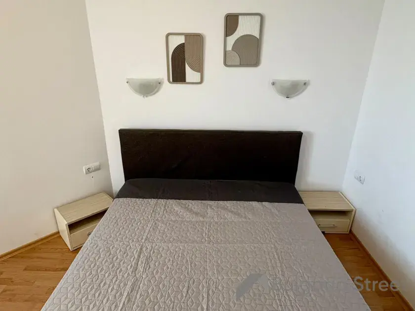 Łóżko dwuosobowe w sypialni