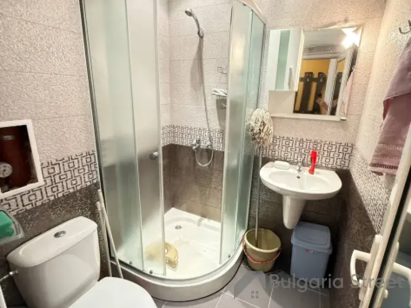 łazienka wc razem z kabiną natryskową