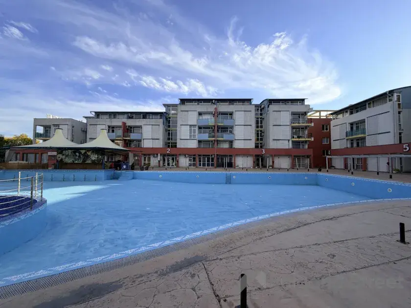 Basen na terenie kompleksu apartamentowego