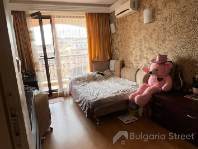 Salon z wyjściem na balkon w Harmony Palace