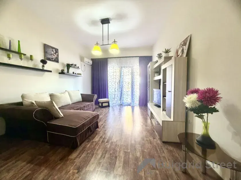 Salon z wyjściem na taras w Marina Cape