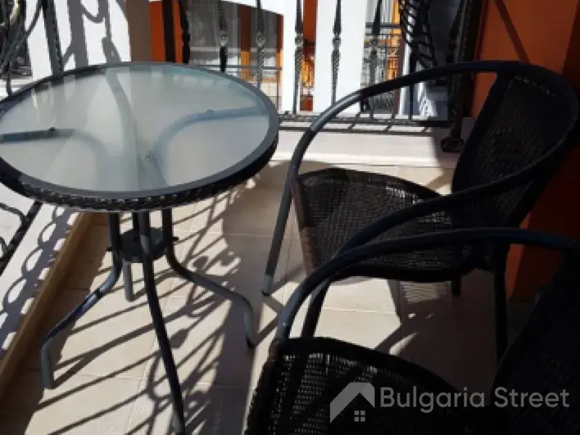 Balkon mieszkania w Harmony Palace ze stolikiem i krzesłami